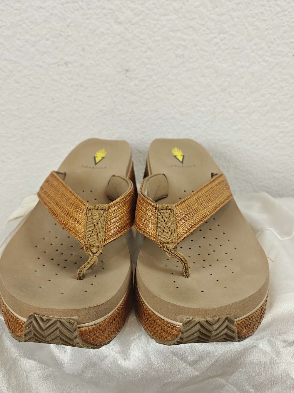 Volatile Bahama Wedge Sandals Women's Size 9 Tan Woven Comfort Thong Shoes - Picture 3 of 11
